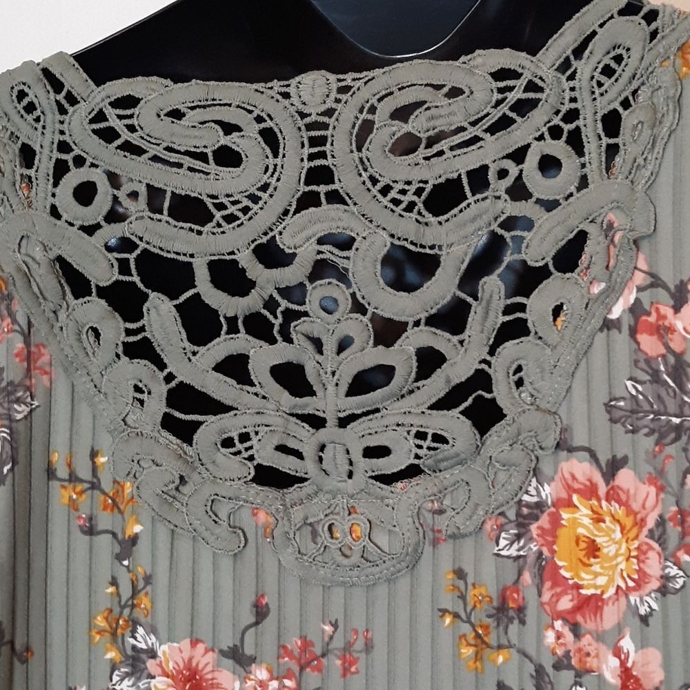 Bobbie Brooks green floral lace blouse - Picture 3 of 6